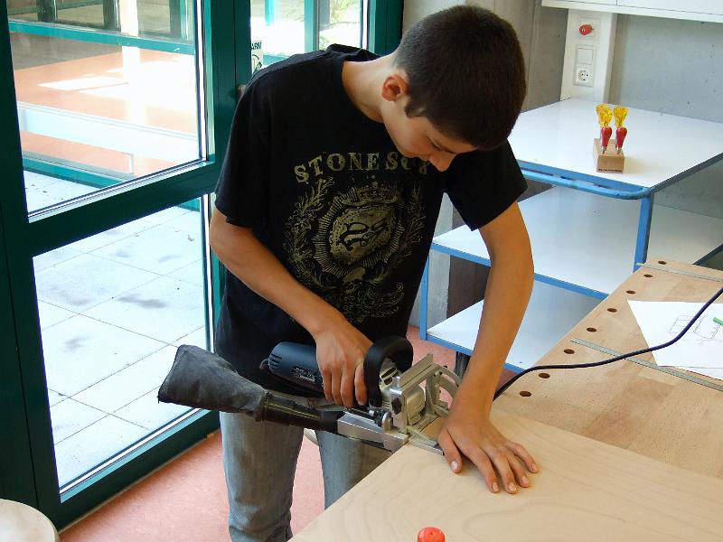 Projekt Theke18.JPG - Jens mit der Flachdübelfräse.